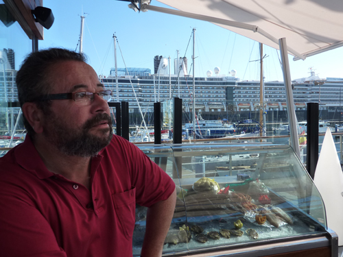 Mi amigo Ángel en la terraza de Varadero Food&Drink La Coruña con el trasatlántico Noordam de fondo