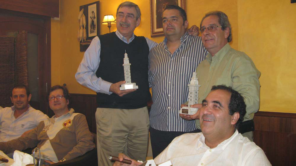 El presidente del Club de fumadores Viñales hace entrega de una Torre de Hércules como recuerdo de su paso por el Club.