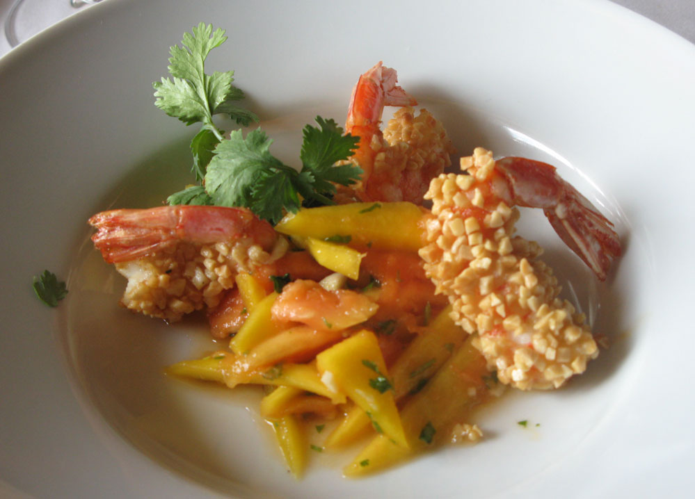 tempura de papalla y mango aliñado con langostinos